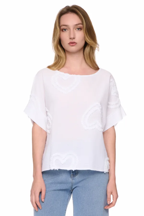 Top brodé motif cœurs